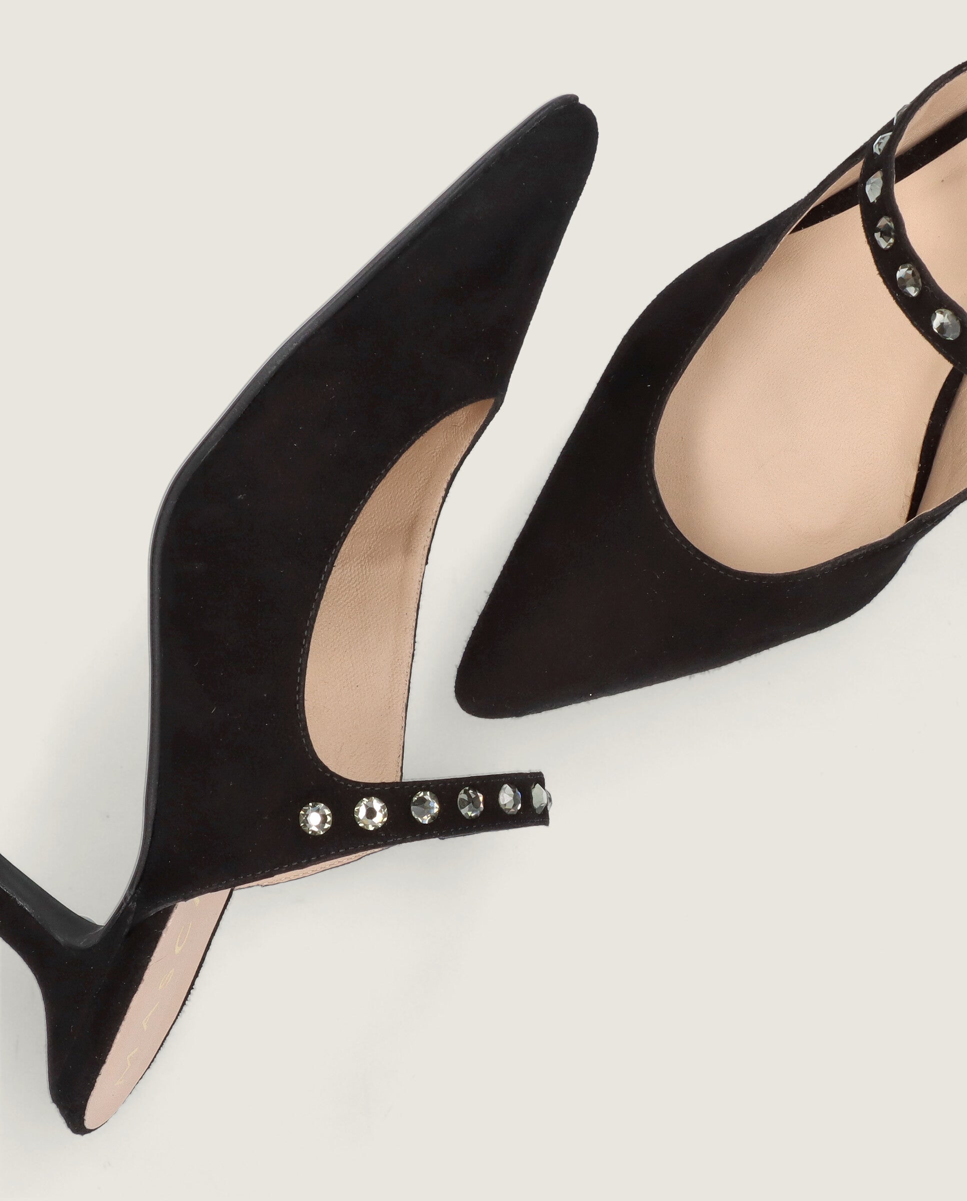 Salon Phoebe Negros Ante