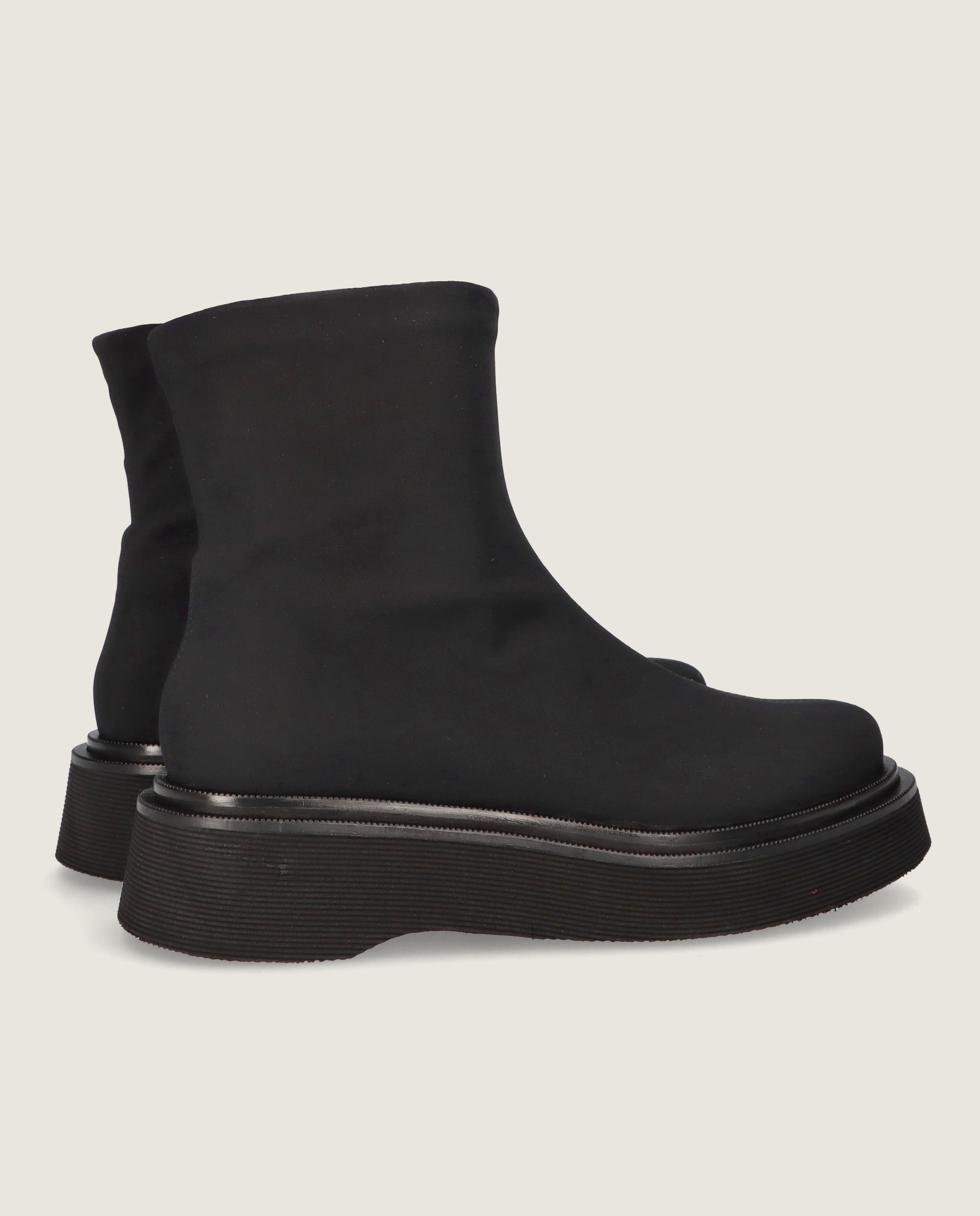 Botas de cano curto entrançadas pretas Catherine