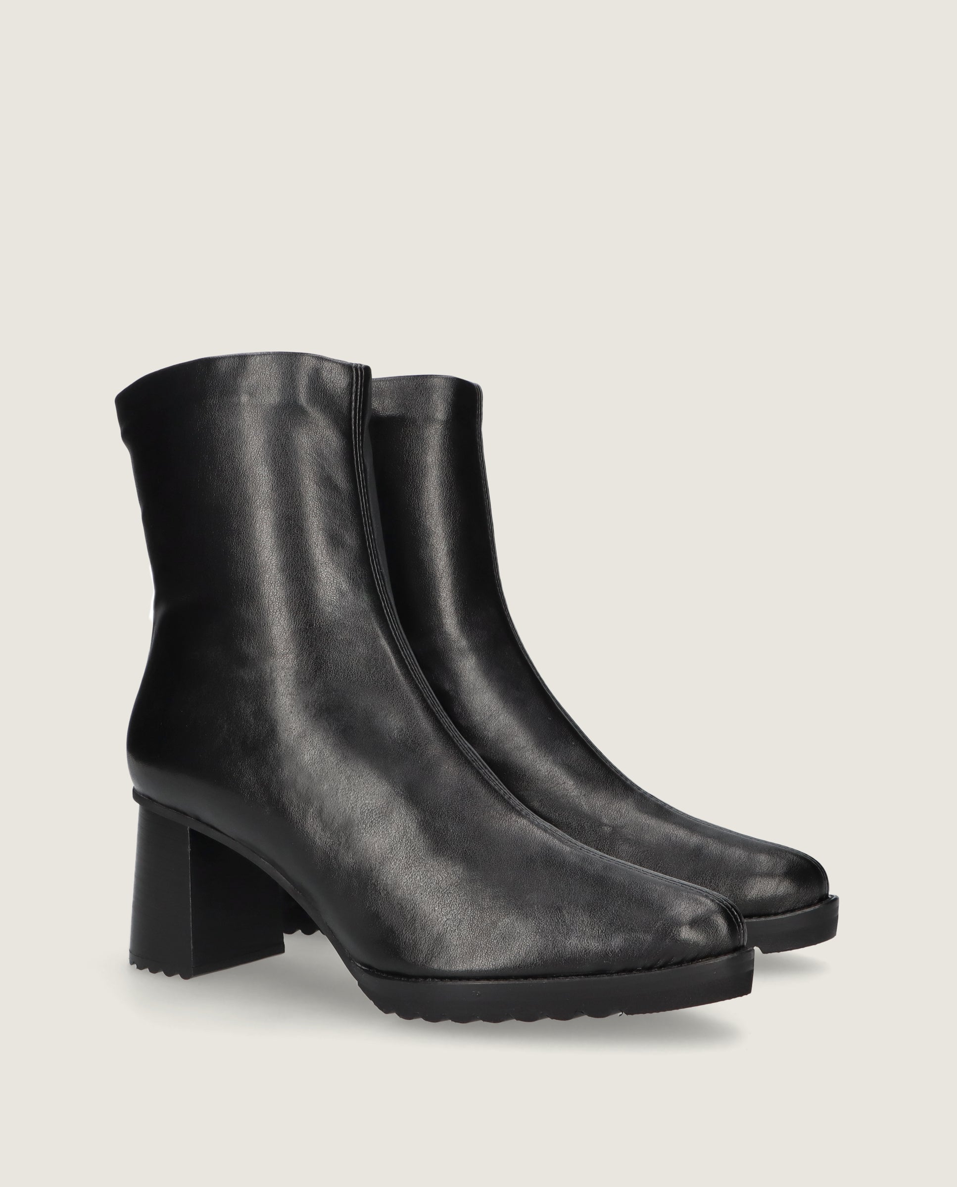 Imagen de Botines Julie Negros Tejidos por Mascaro