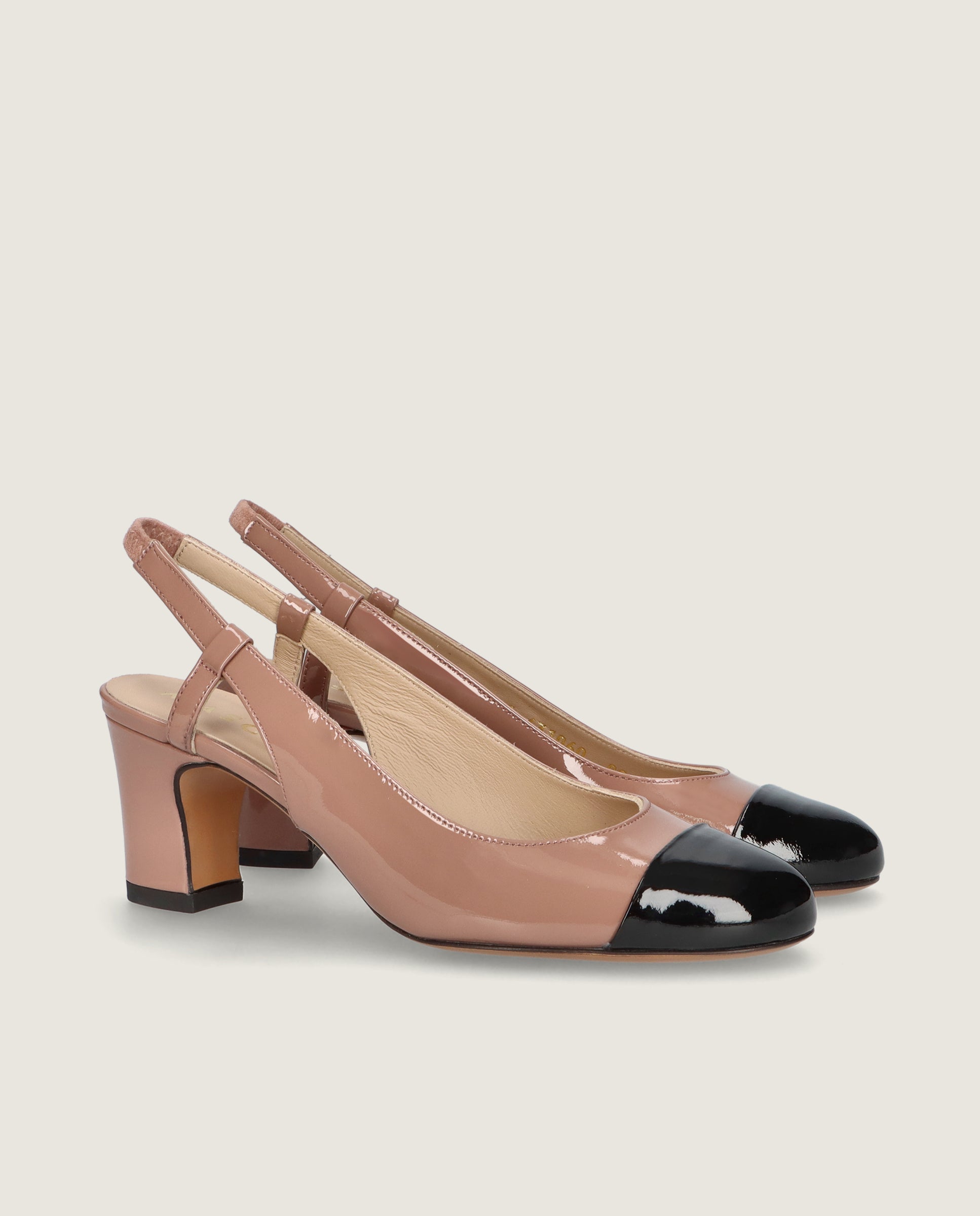 Image of Yumi Beige Patent Leather Pumps by Mascaro