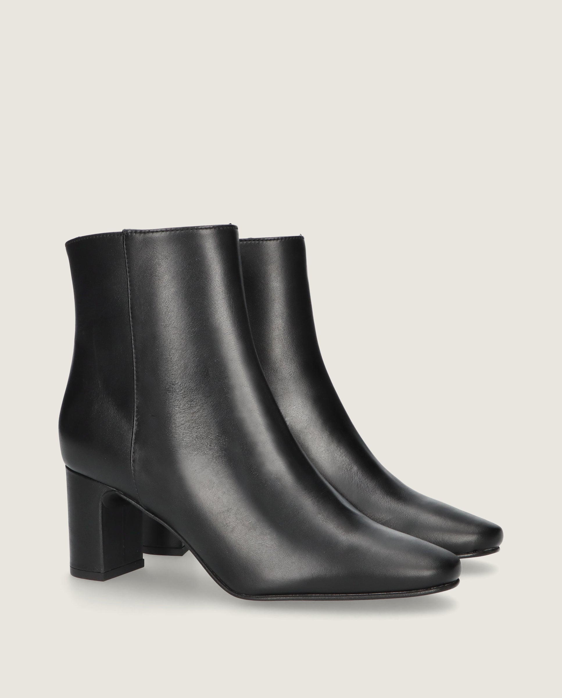 Imagen de Botines Freja Negros Piel por Mascaro