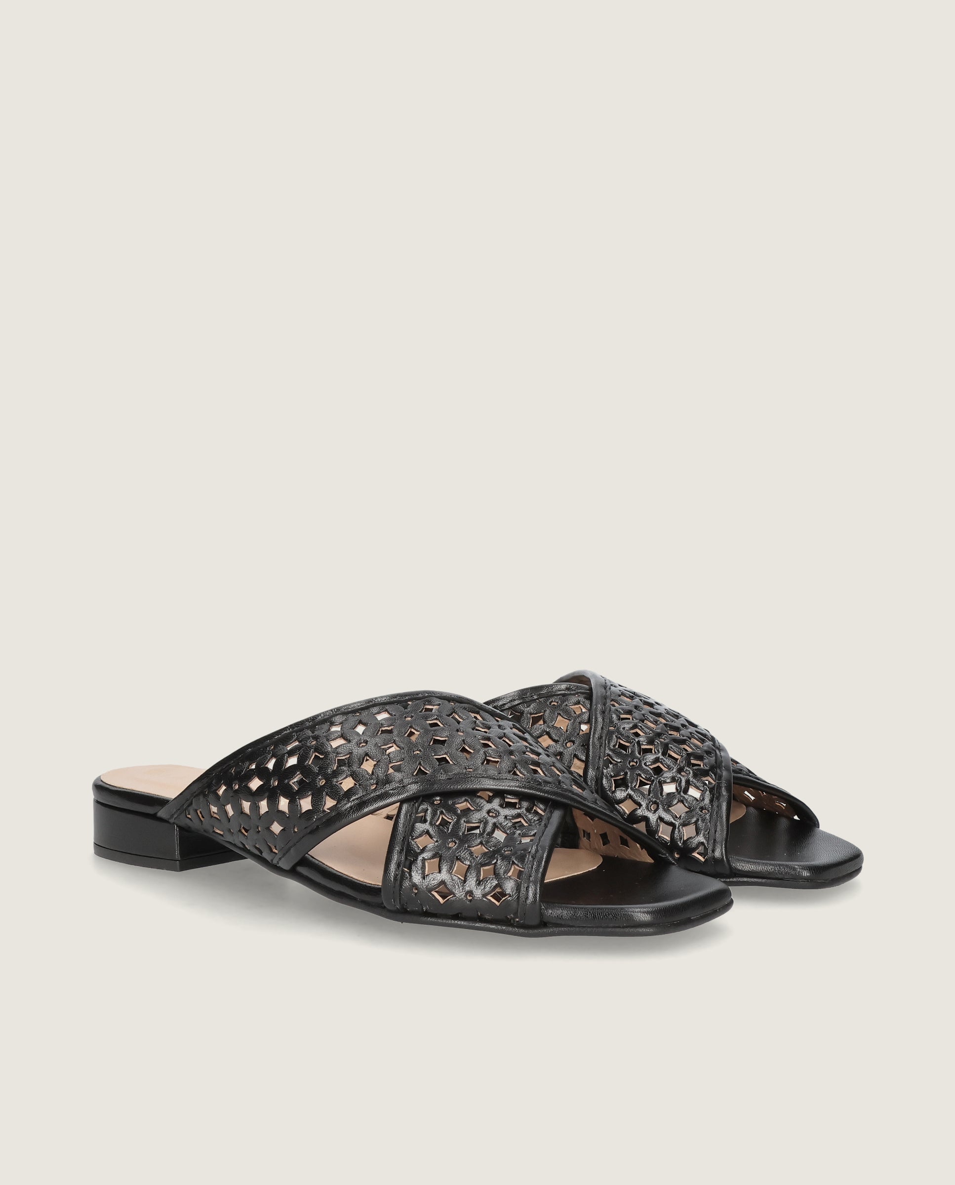 Imagen de Sandalias Eva Negros Piel por Mascaro