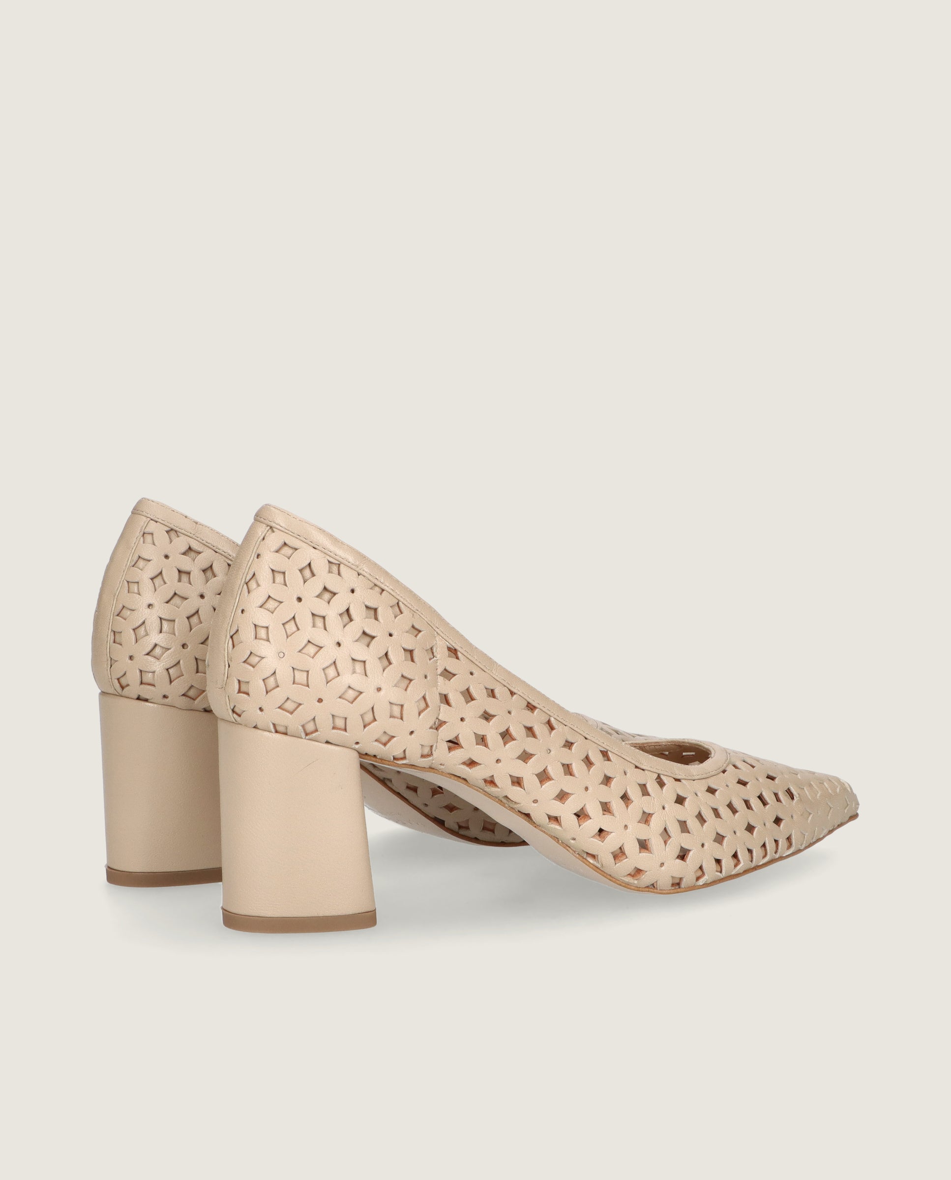 Noa pump in nude perforated leather