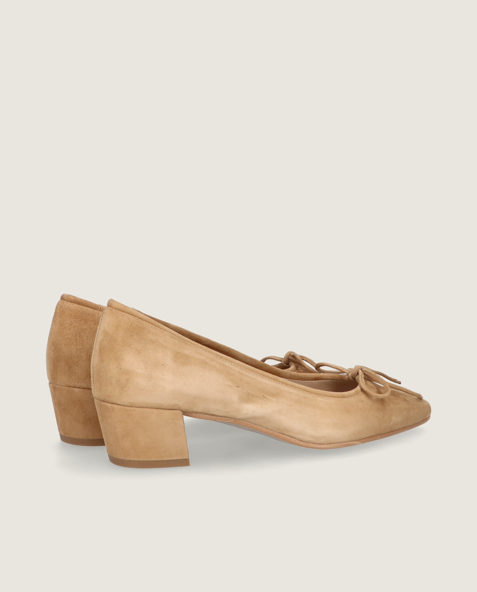 Greta pump in tan suede