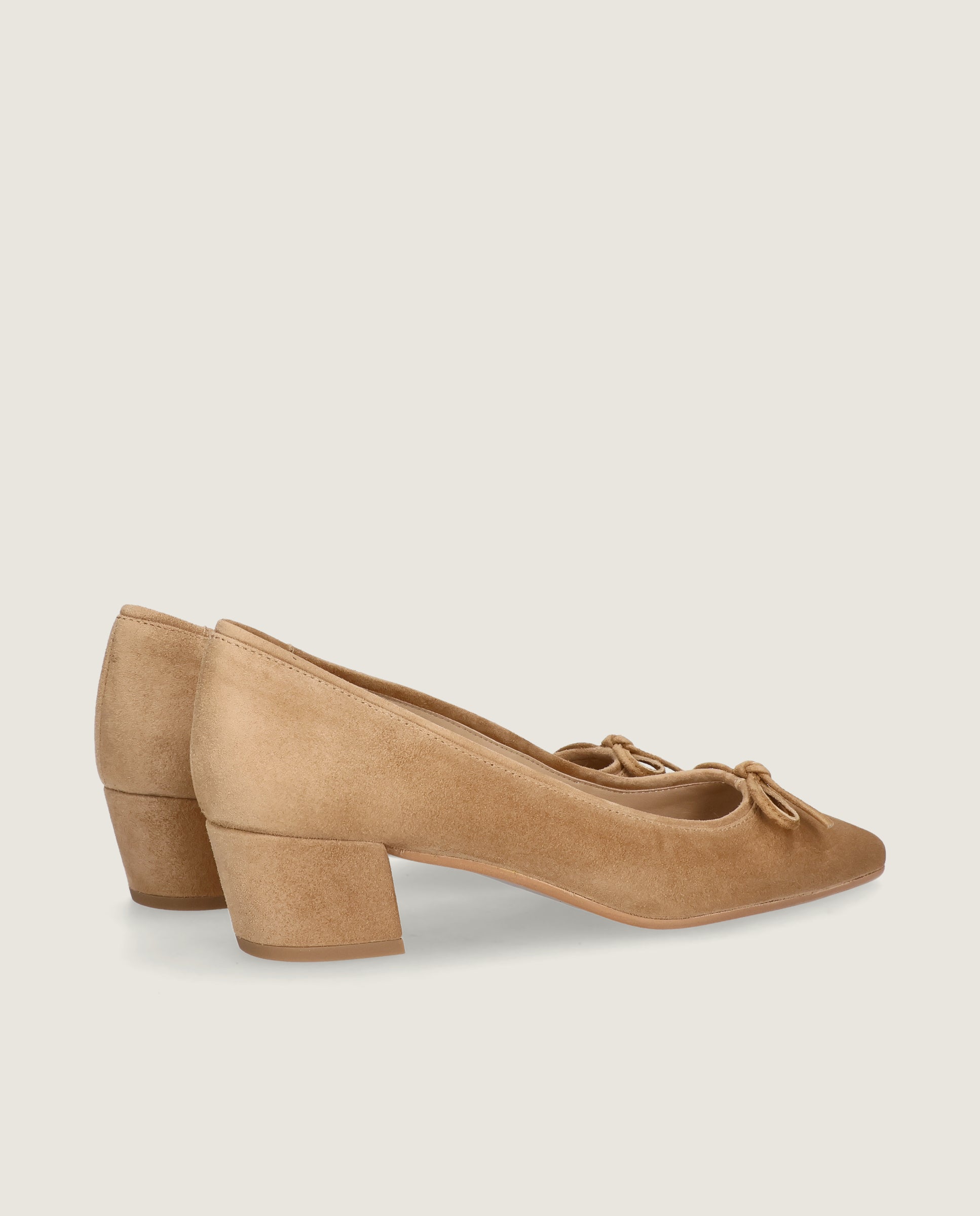 Greta pump in tan suede
