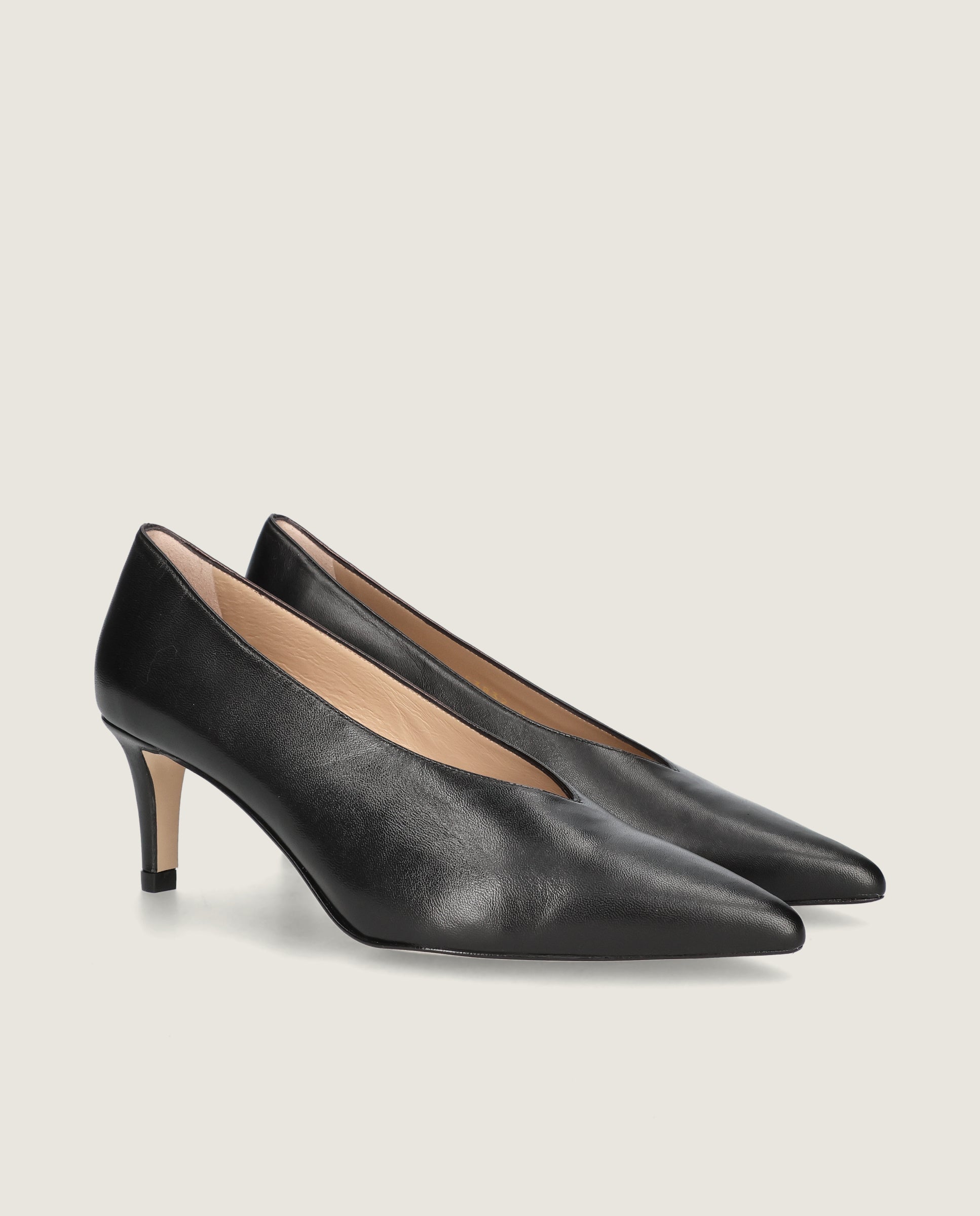Image of Noa pump in soft black leather by Mascaro