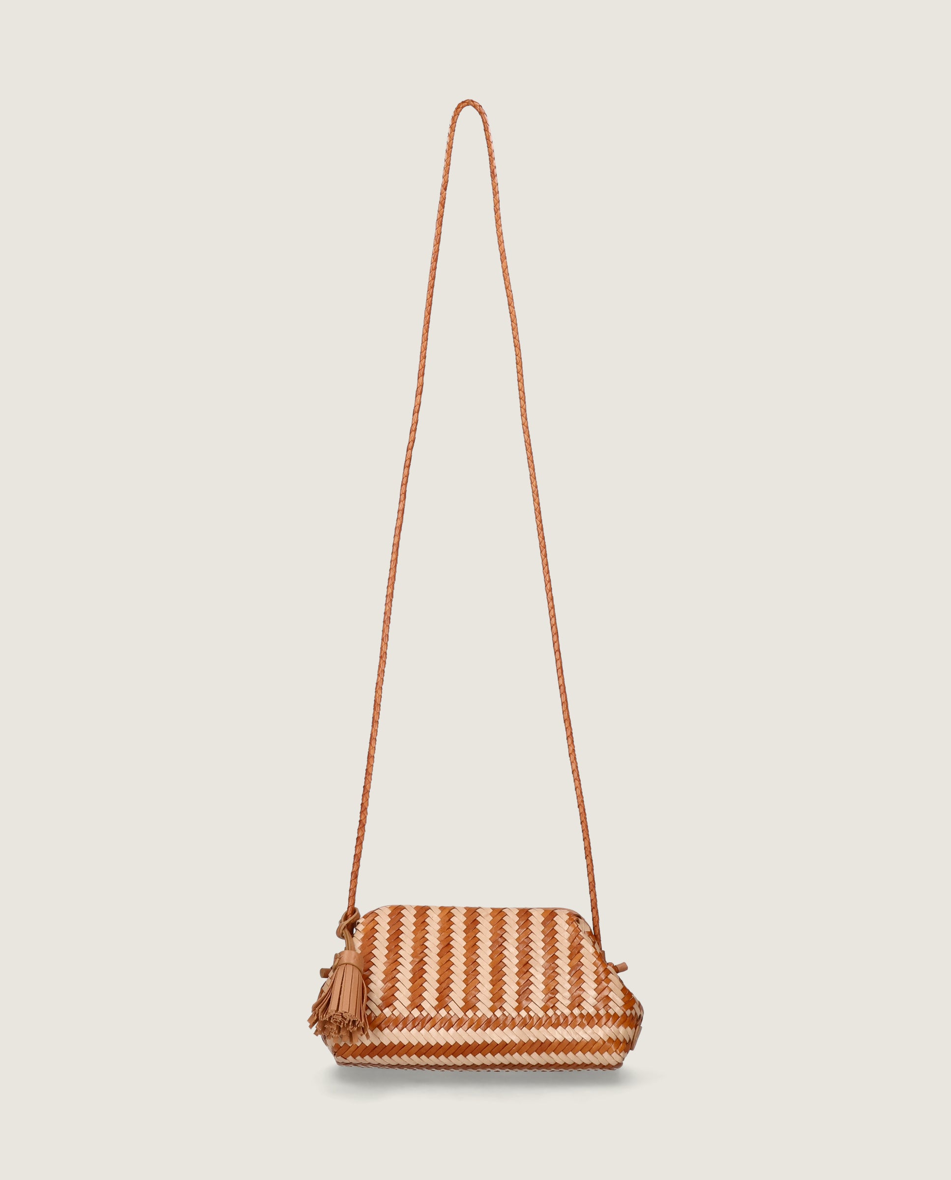 Bolso trenzado en piel marrón