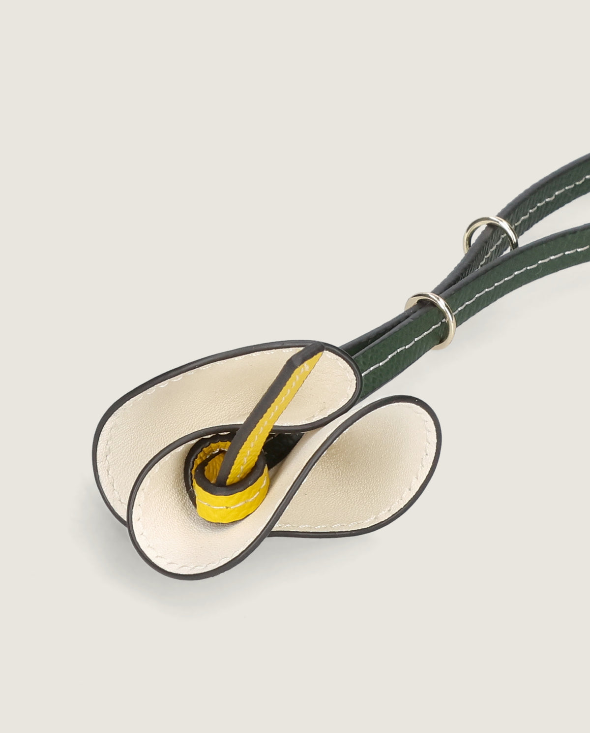 Charm lirio