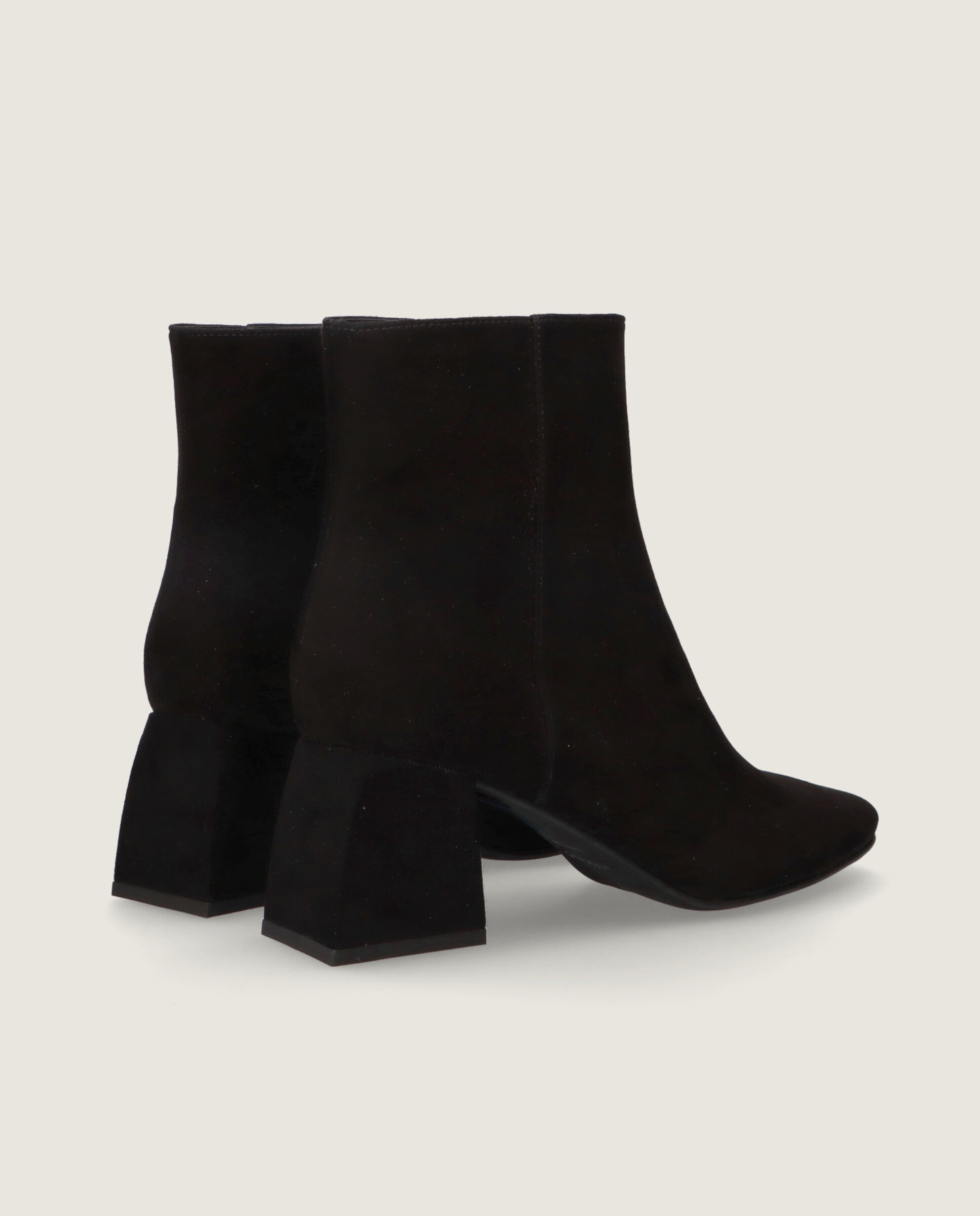 Botas de cano curto Freja em camurça preta