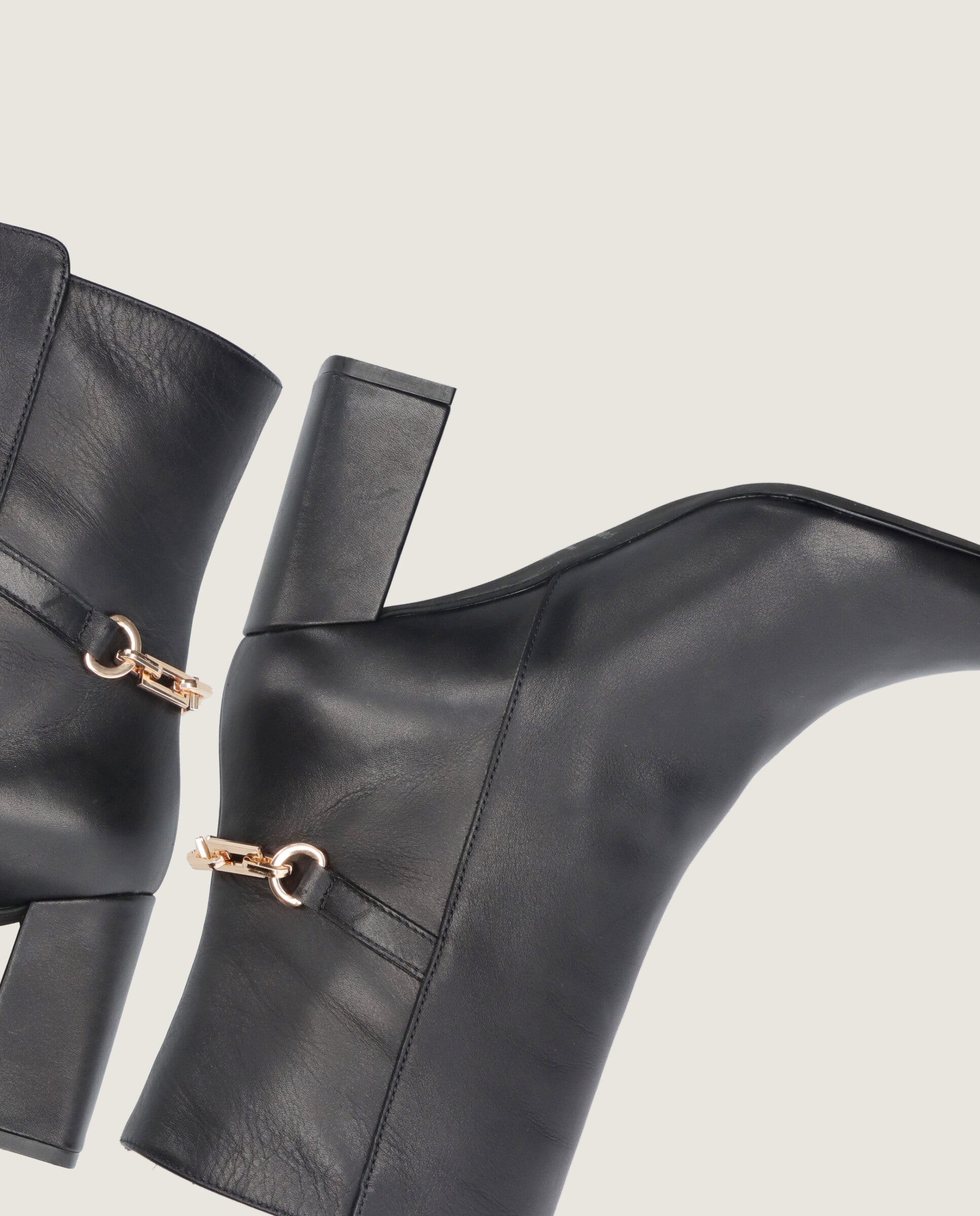 Botines Renata Negros Piel