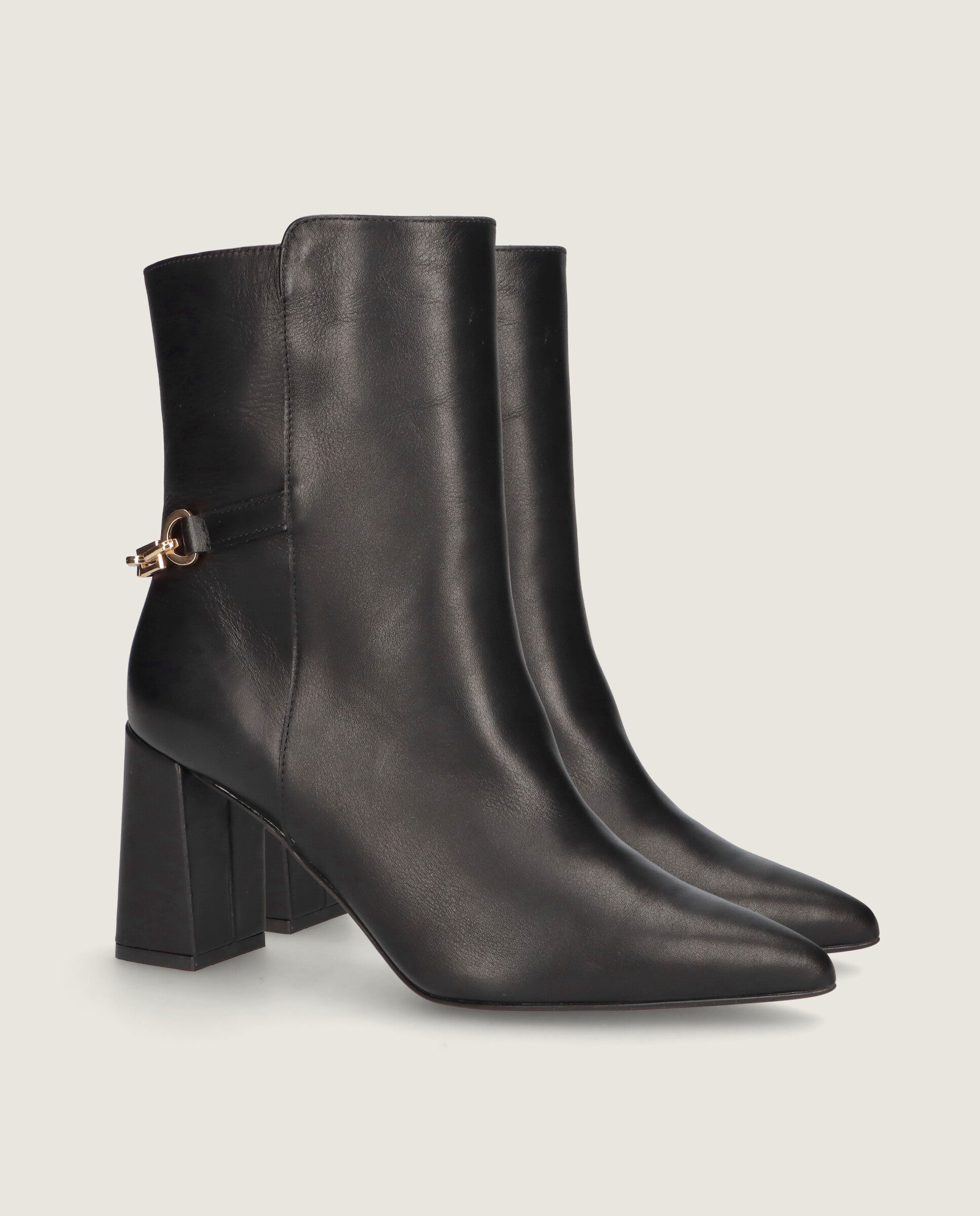 Botines Renata Negros Piel