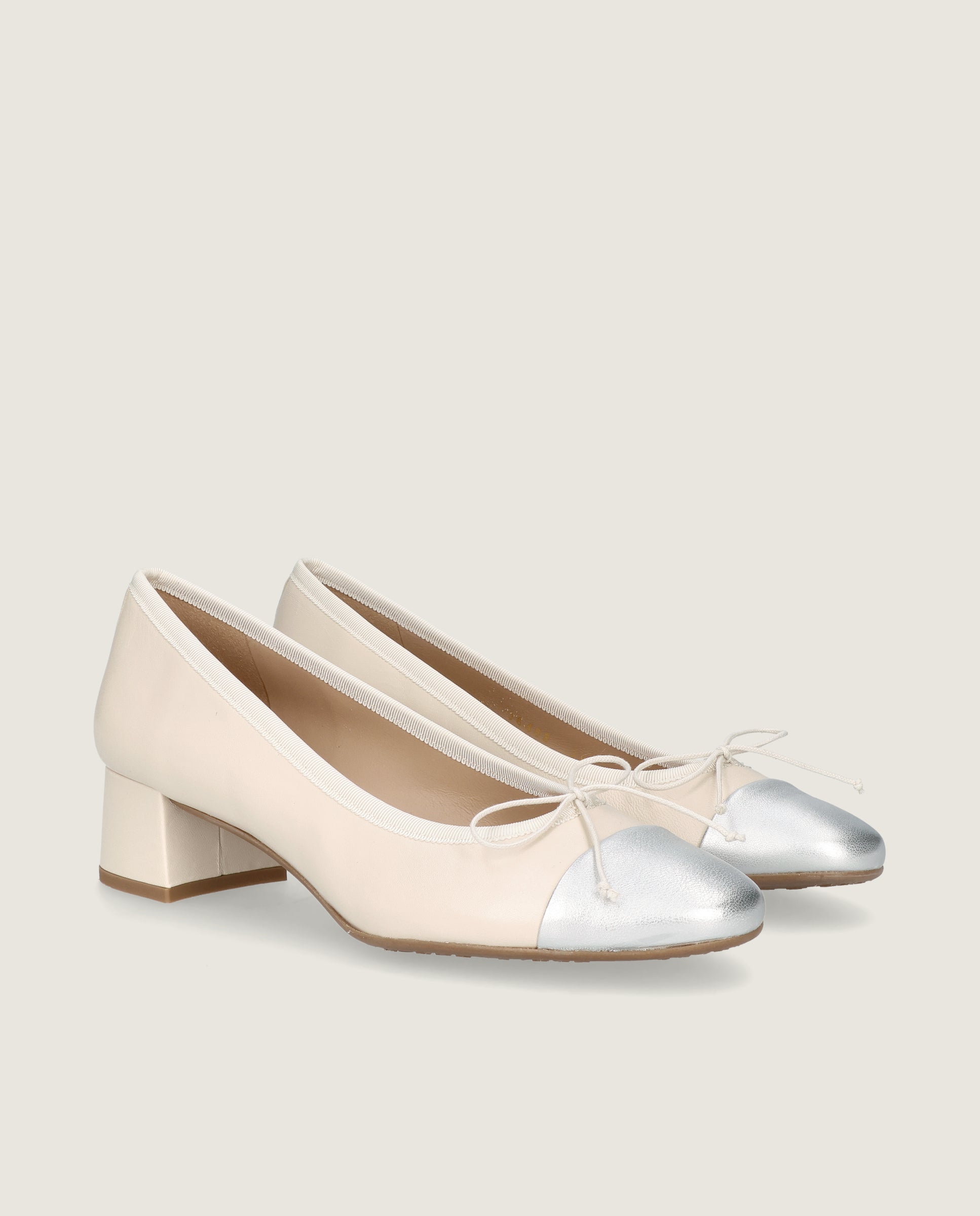 Image of Luisa pump in ivory leather by Mascaro