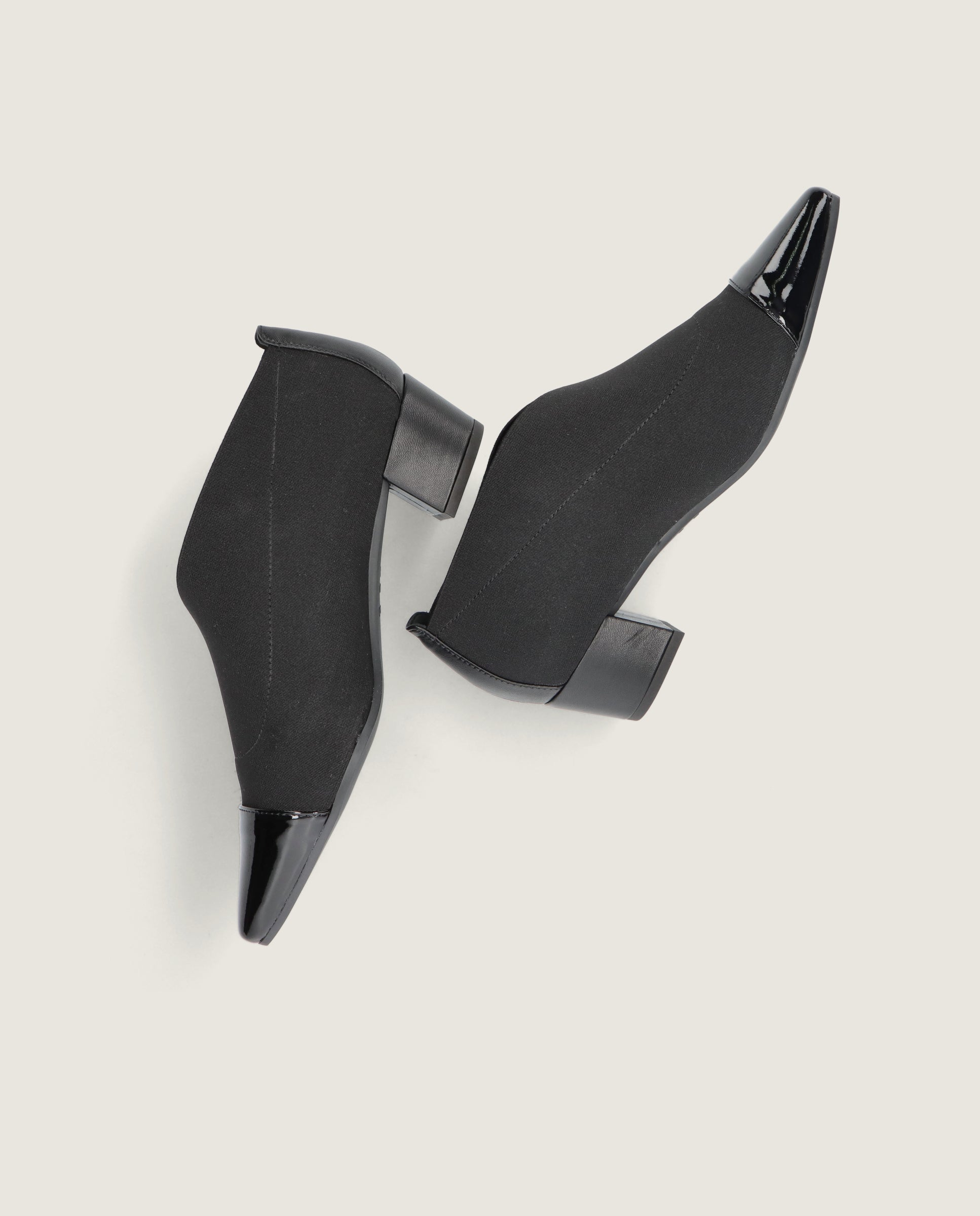 Zapatos Abotinados Greta Negros Charol