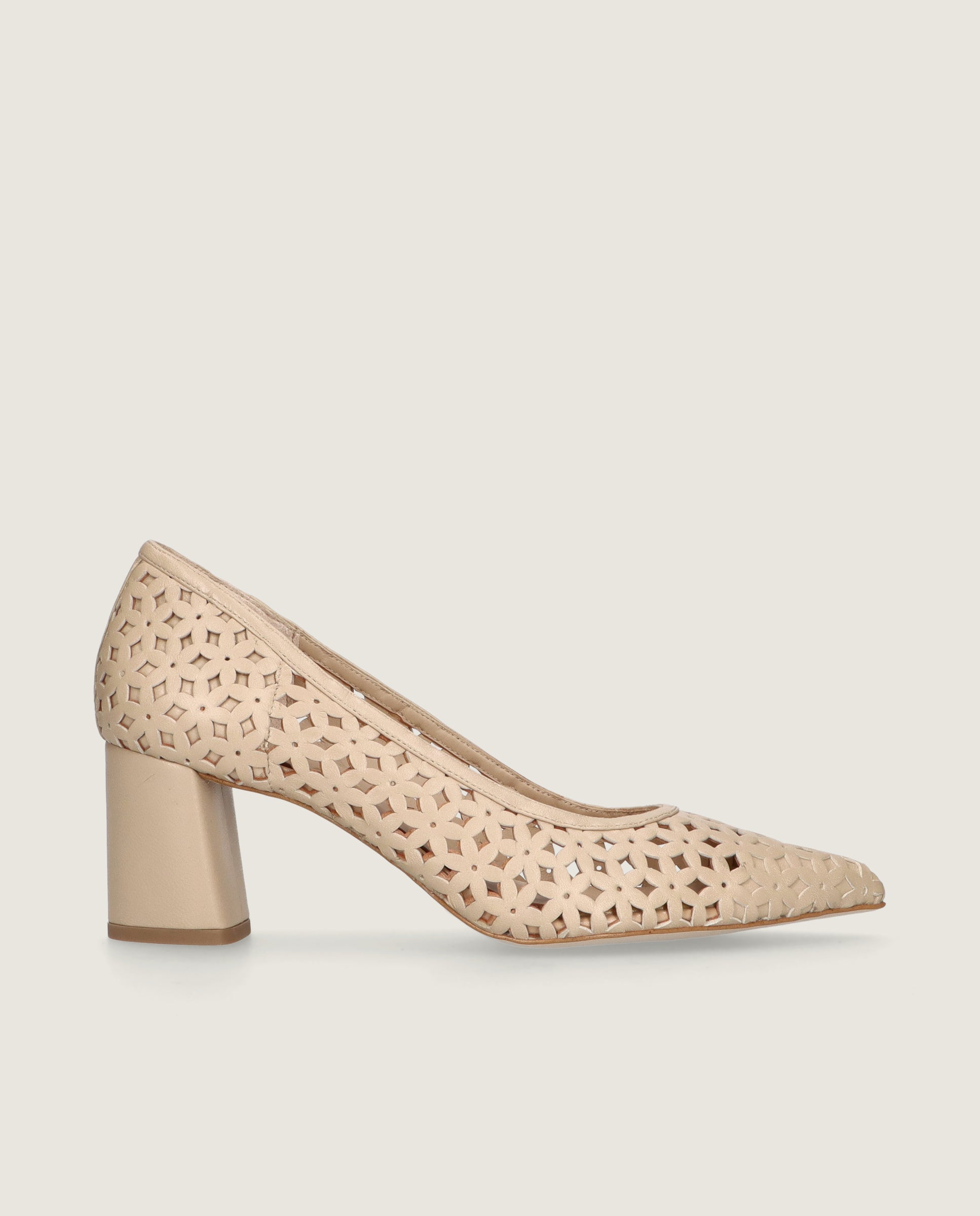 Noa pump in nude perforated leather