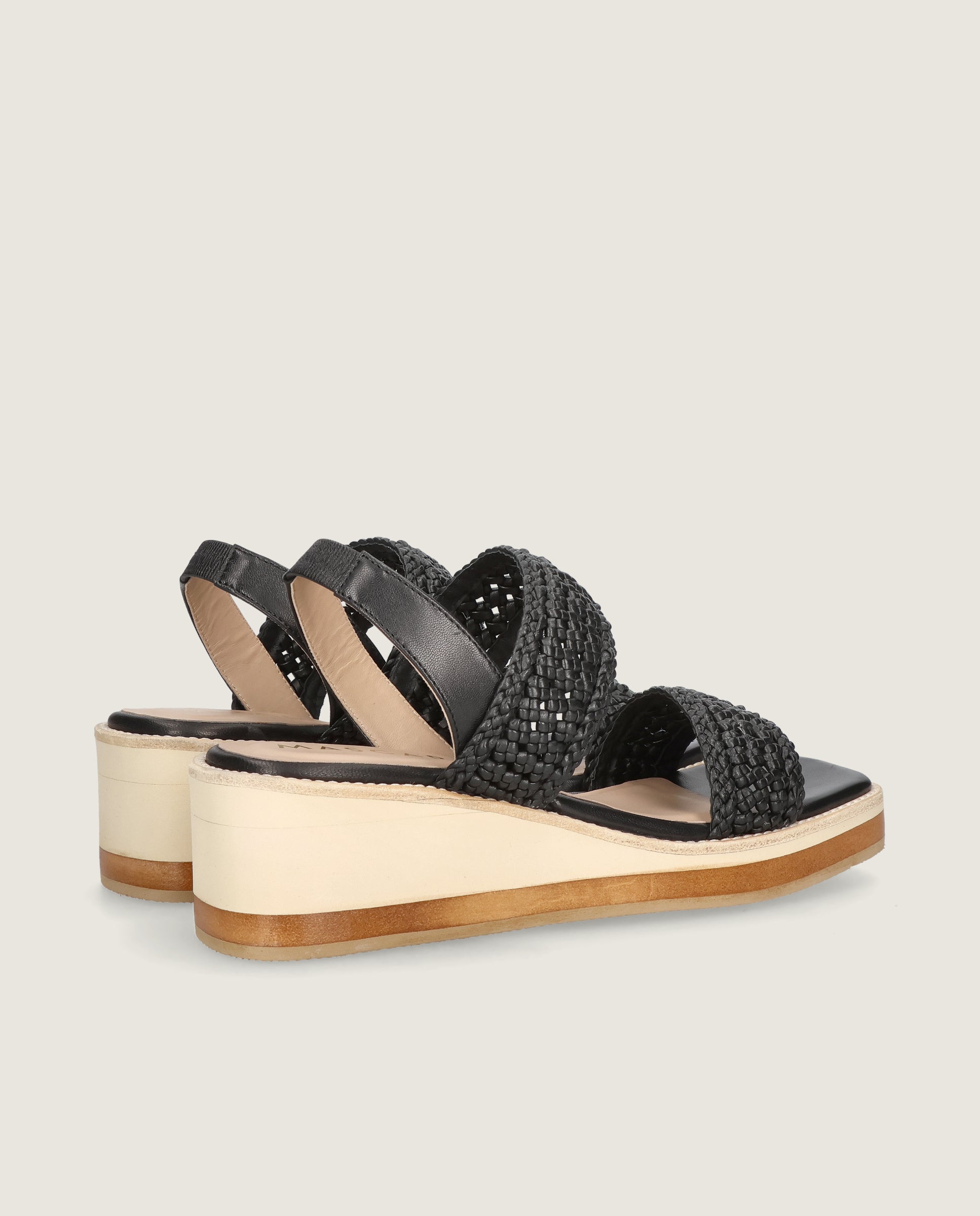 Ariana sandal in black leather